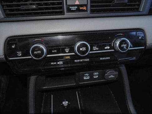 Used 2024 Honda Pilot Touring image 15