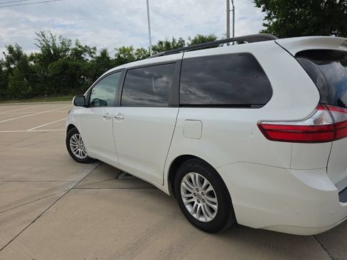 Used 2017 Toyota Sienna XLE Premium FWD image 5