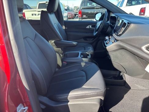 New 2026 Chrysler Pacifica Select image 13