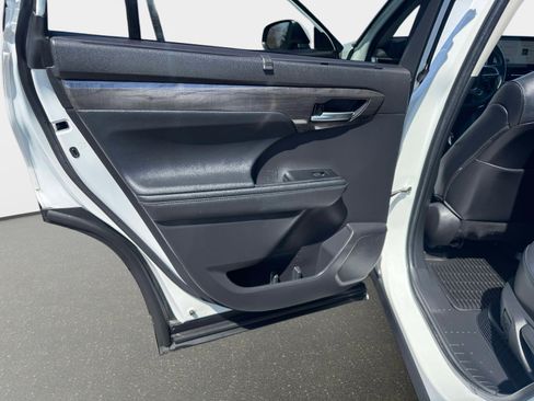 Used 2023 Toyota Highlander Limited image 21