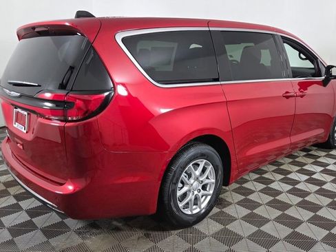 New 2026 Chrysler Pacifica Select image 7