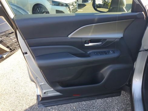 Used 2025 Toyota Grand Highlander LE image 16