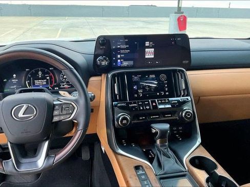 Used 2025 Lexus LX 600 4WD w/ Luxury Package image 8