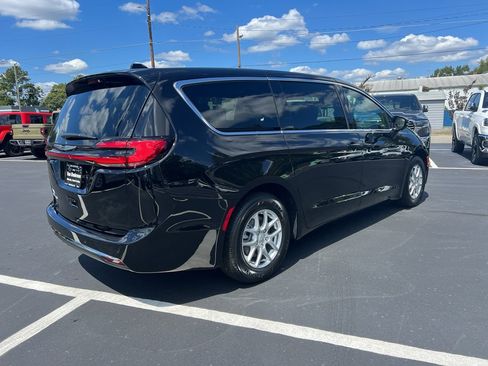 New 2026 Chrysler Pacifica Select image 3