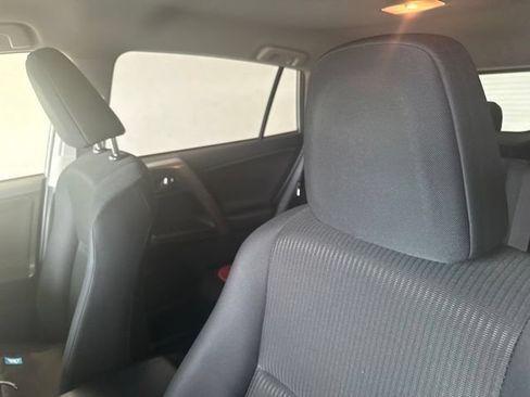 Used 2018 Toyota RAV4 LE FWD image 8