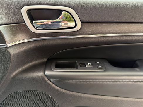 Used 2018 Jeep Grand Cherokee Limited image 22