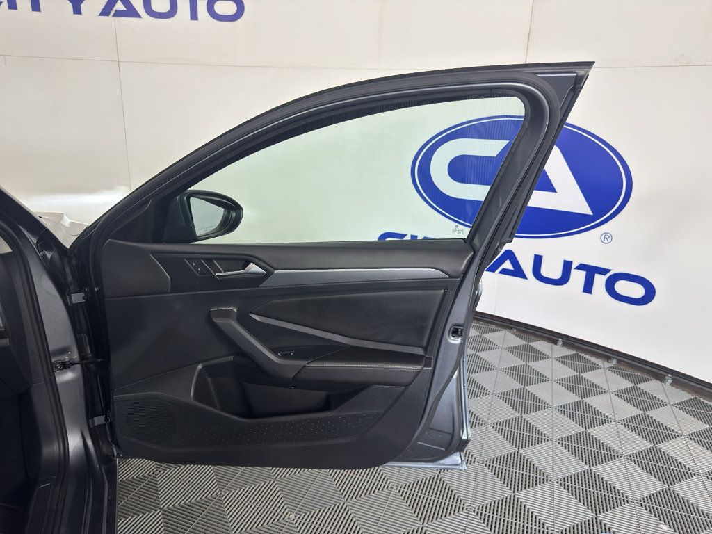 Used 2022 Volkswagen Jetta SE FWD image 38