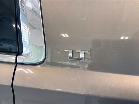 Used 2017 Chevrolet Suburban LT RWD image 9