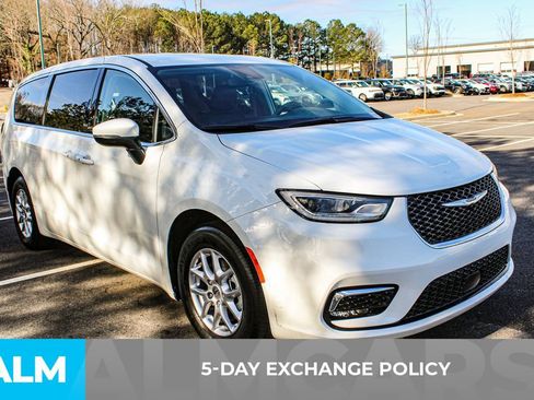 Used 2023 Chrysler Pacifica Touring-L image 4