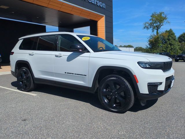Used 2023 Jeep Grand Cherokee L Limited w/ Black Appearance Package AWD/4WD image 2