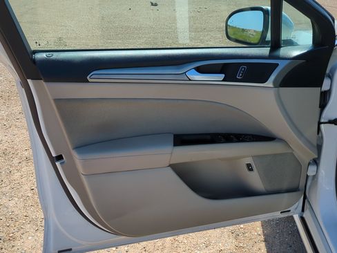 Used 2020 Ford Fusion SE FWD image 11