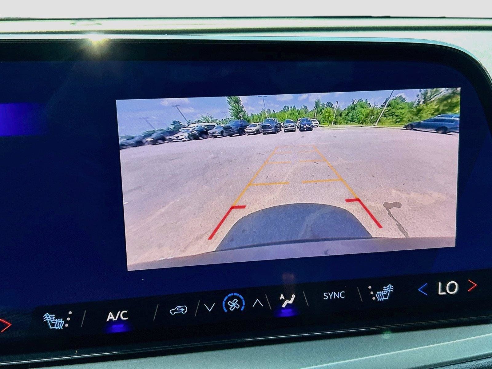 Used 2025 Chevrolet Traverse LT FWD image 34