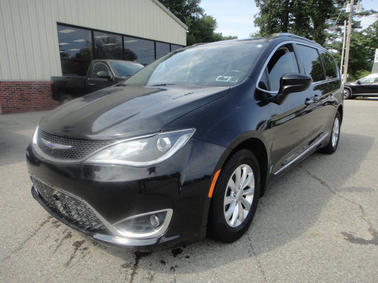 Used 2018 Chrysler Pacifica Touring-L FWD image 1