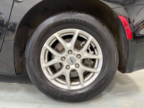 Used 2024 Chrysler Pacifica Touring-L FWD image 10