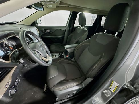 Used 2017 Jeep Cherokee Latitude w/ Comfort/Convenience Group image 13