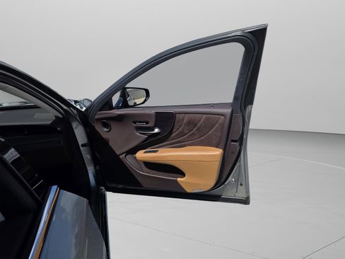 Used 2018 Lexus LS 500 w/ Accessory Package (Z2) image 29