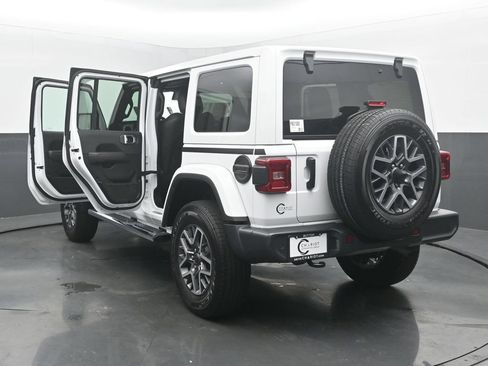 Used 2024 Jeep Wrangler Unlimited Sahara w/ Technology Group AWD/4WD image 59