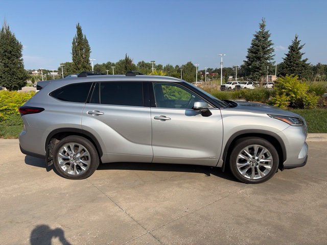 Used 2024 Toyota Highlander Limited AWD/4WD image 2