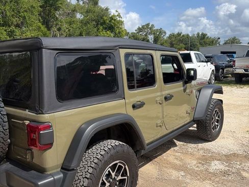 Used 2025 Jeep Wrangler Unlimited Rubicon w/ Convenience Group AWD/4WD image 4