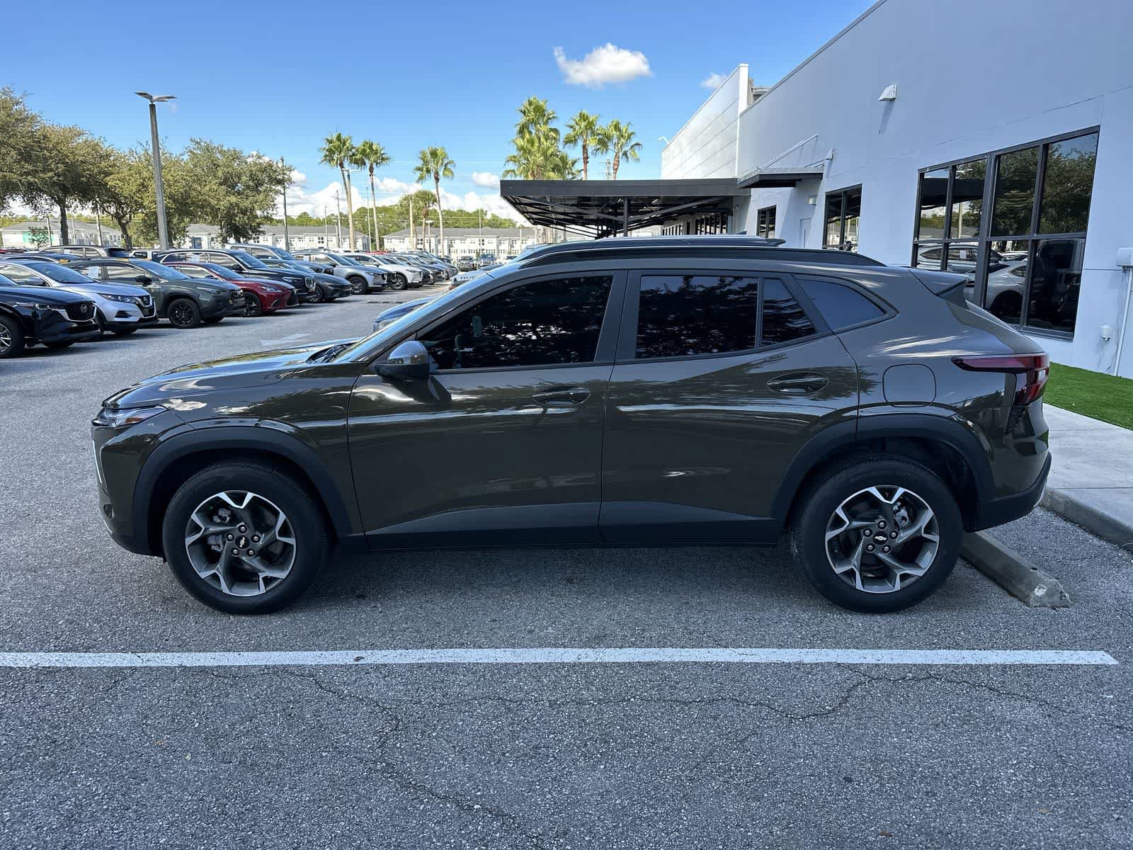 Used 2024 Chevrolet Trax LT w/ Sunroof Package FWD image 5