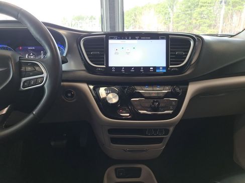 Used 2023 Chrysler Pacifica Touring-L FWD image 18