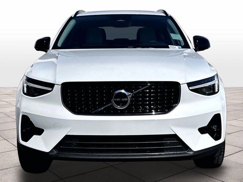 Used 2026 Volvo XC40 B5 Plus w/ Protection Package Premier AWD/4WD image 3