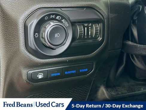 Used 2022 Jeep Wrangler Unlimited Sahara w/ Cold Weather Group AWD/4WD image 12