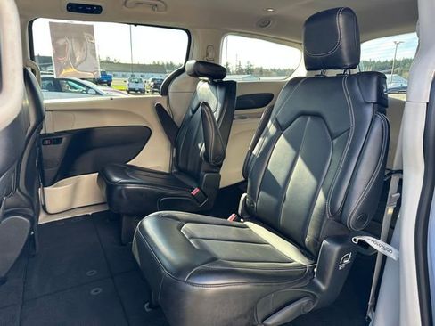 Used 2023 Chrysler Pacifica Touring-L image 11