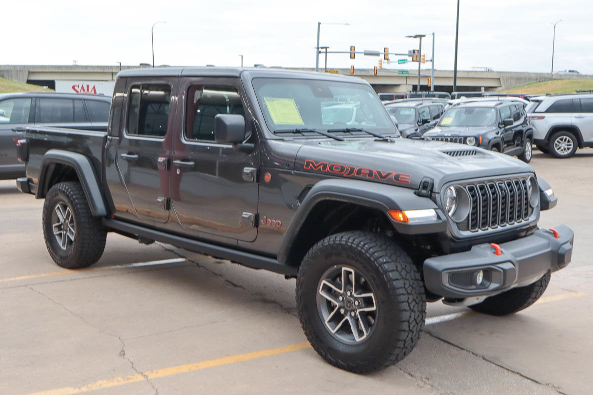 Used 2025 Jeep Gladiator Mojave w/ Convenience Group AWD/4WD image 4