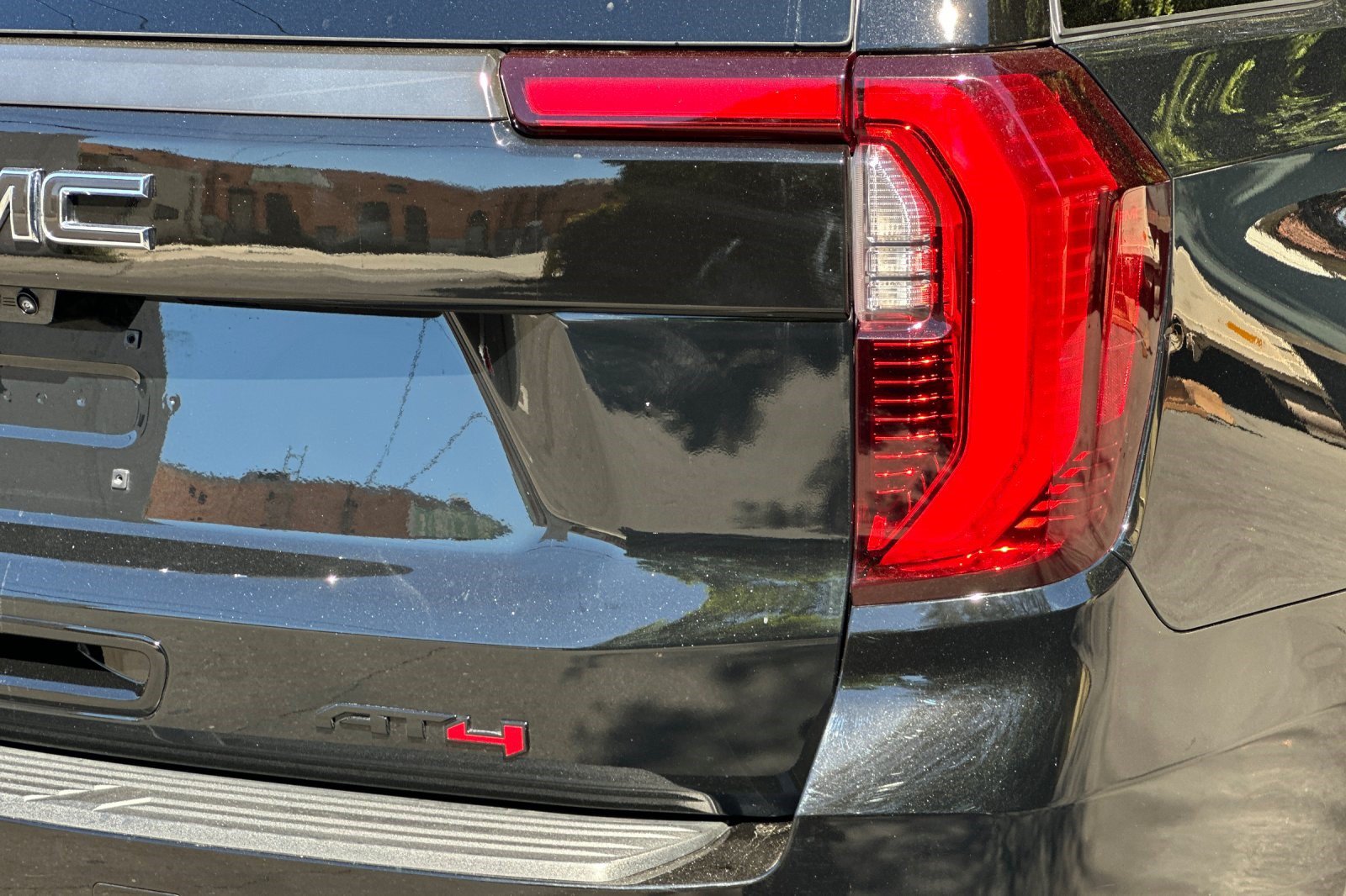 Used 2025 GMC Yukon AT4 Ultimate w/ LPO, AT4 Appearance Package AWD/4WD image 30