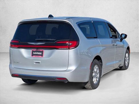 New 2026 Chrysler Pacifica Select image 2