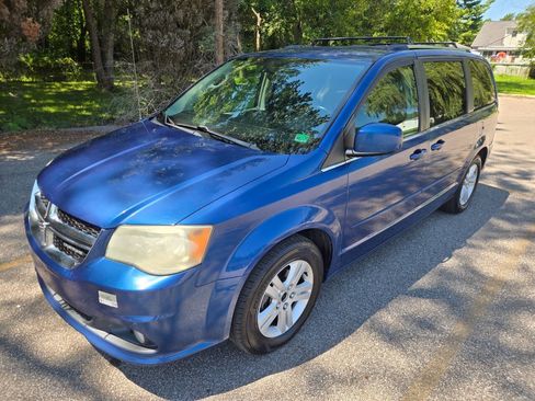 Used 2011 Dodge Grand Caravan Crew FWD image 3