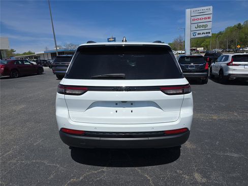 Used 2024 Jeep Grand Cherokee Altitude RWD image 4