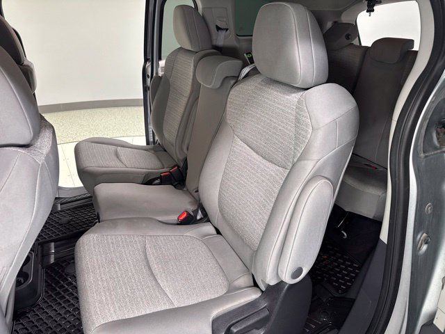 Used 2022 Toyota Sienna LE AWD/4WD image 2