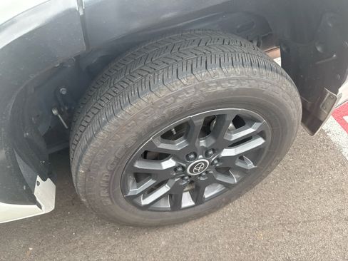 Used 2024 Toyota Sequoia Platinum AWD/4WD image 4