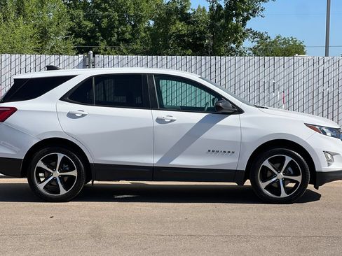 Used 2021 Chevrolet Equinox LS w/ LPO, Blackout Package AWD/4WD image 3