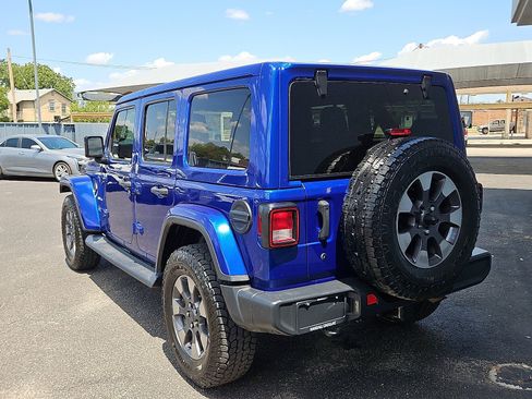 Used 2018 Jeep Wrangler Unlimited Sahara AWD/4WD image 3