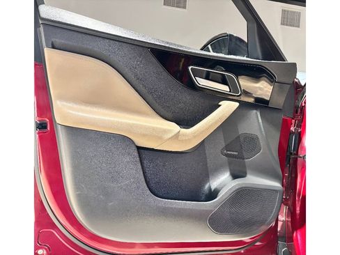 Used 2017 Jaguar F-PACE Premium image 18