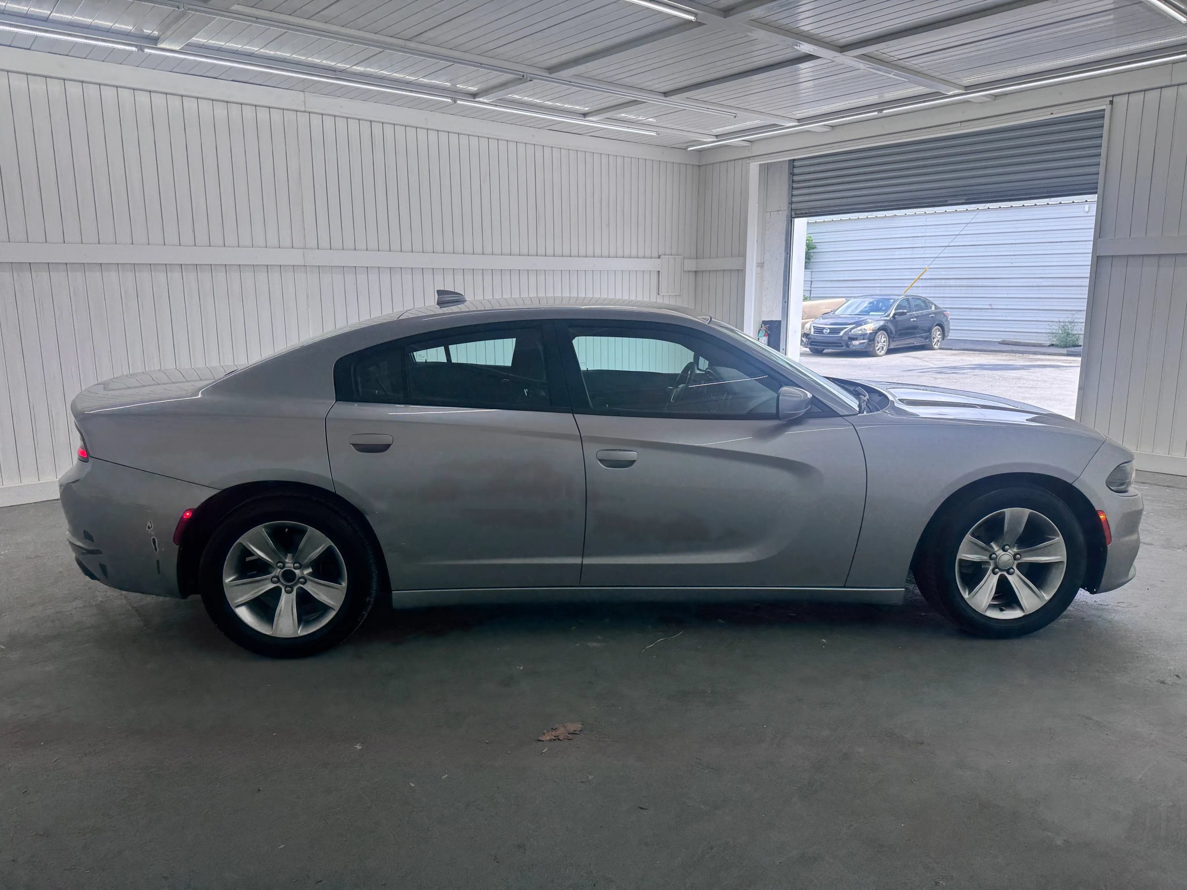 Used 2016 Dodge Charger SXT RWD image 4