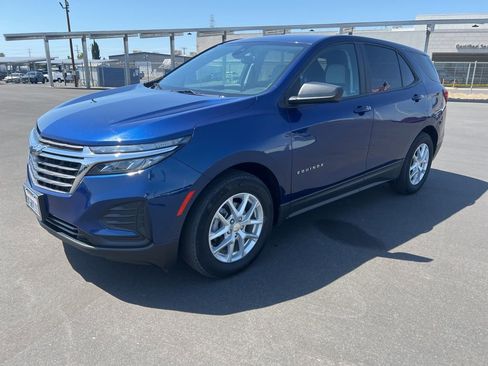 Used 2023 Chevrolet Equinox LS w/ LS Convenience Package FWD image 3