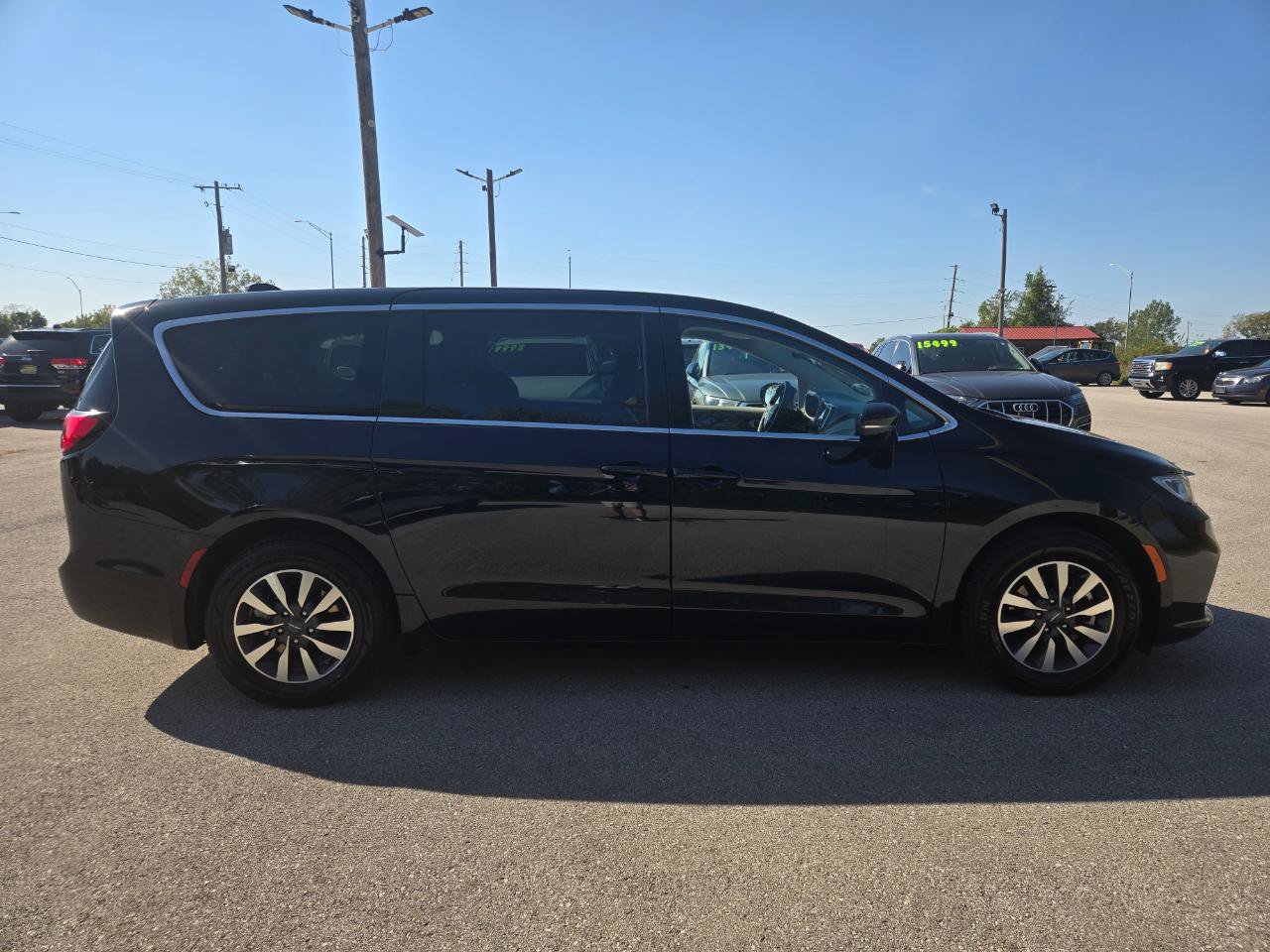 Used 2024 Chrysler Pacifica Limited FWD image 3
