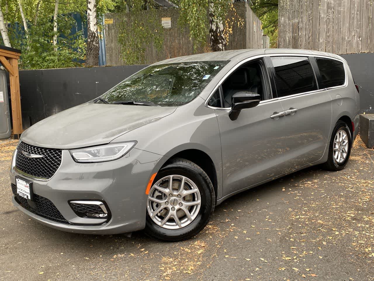 Used 2025 Chrysler Pacifica Select FWD image 1