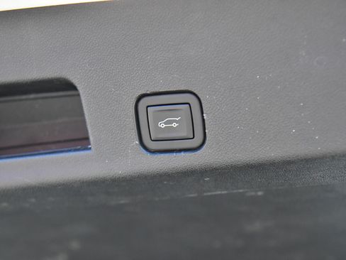 Used 2024 Chevrolet Traverse LT image 51