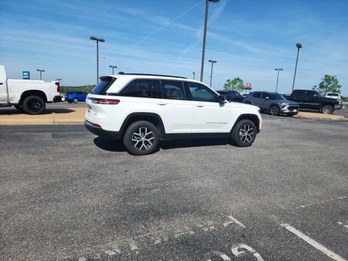 Used 2024 Jeep Grand Cherokee Limited image 10