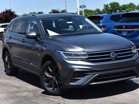 Used 2023 Volkswagen Tiguan SE w/ Panoramic Sunroof Package AWD/4WD image 2