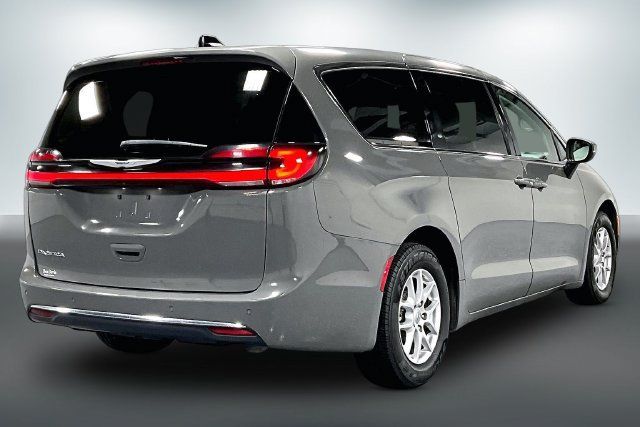 Used 2023 Chrysler Pacifica Touring-L FWD image 7
