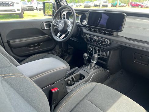 Used 2025 Jeep Wrangler Sahara image 14