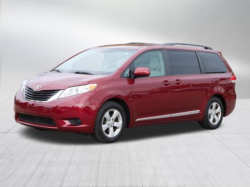 Used 2011 Toyota Sienna LE w/ Towing Pkg FWD image 3