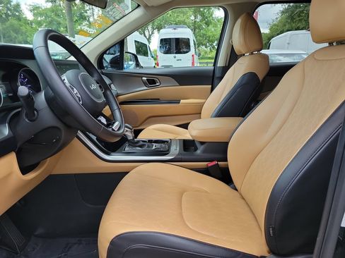 Used 2024 Kia Carnival LX FWD image 16