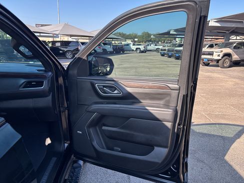 Used 2024 Chevrolet Suburban Z71 w/ Luxury Package AWD/4WD image 22